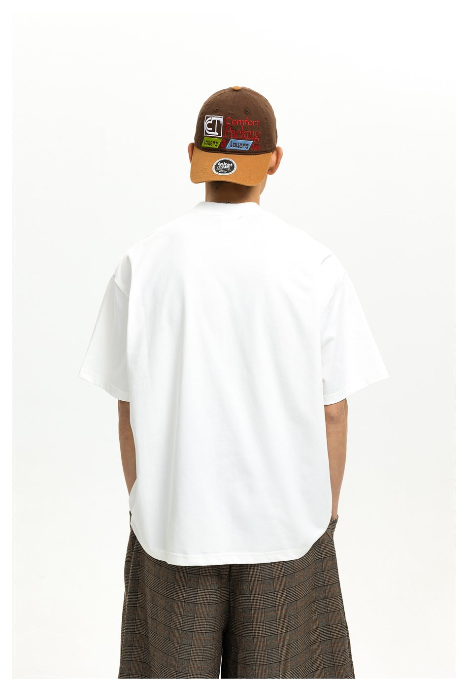 Back view of a model wearing a plain white short-sleeve T-shirt and a brown cap.